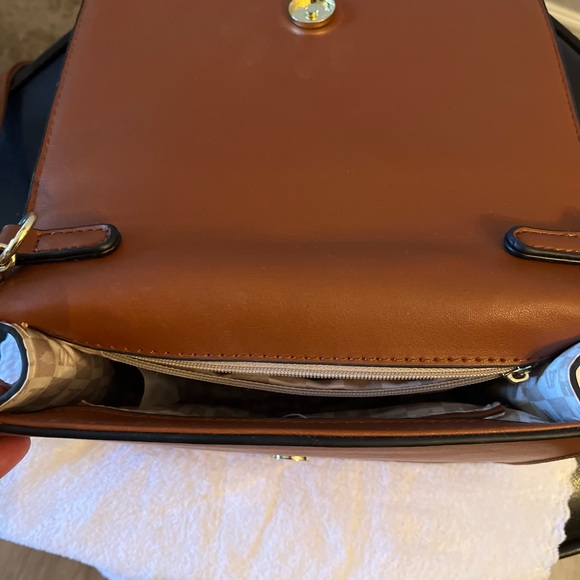 London Fog Crossbody bag(Logo prints) Brown Small/Med size - Picture 8 of 8